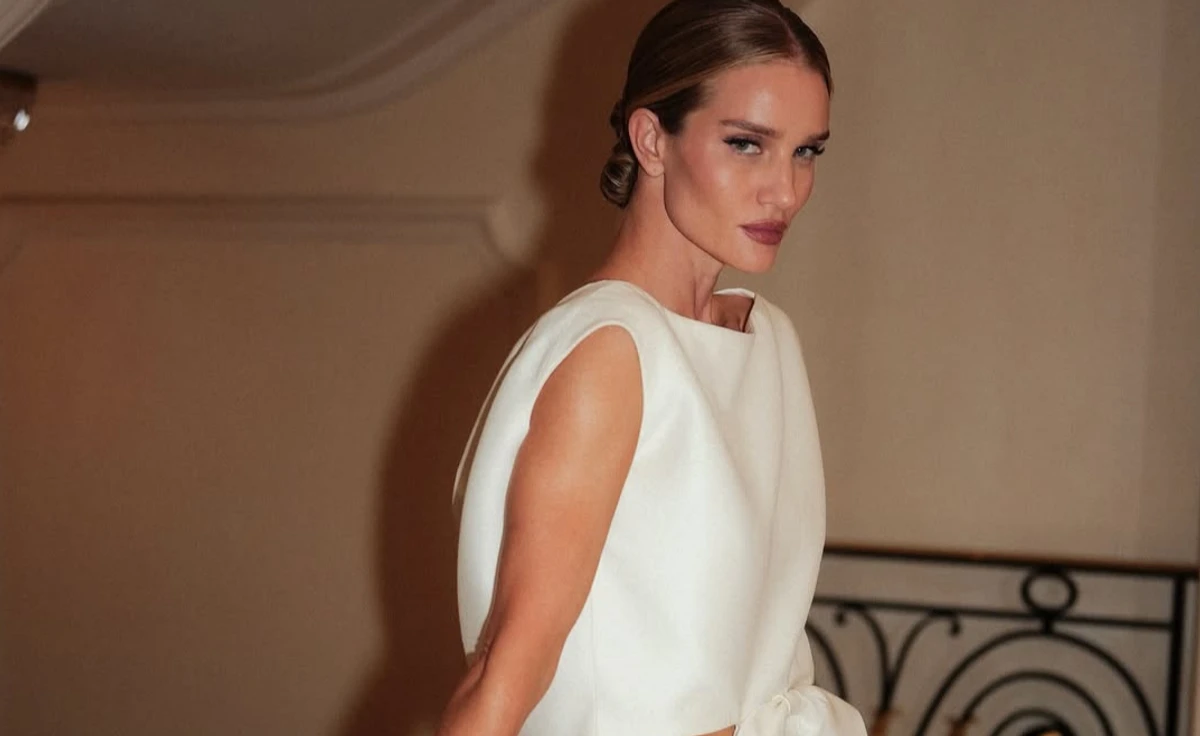 Розі Хантінгтон-Вайтлі позує для фото