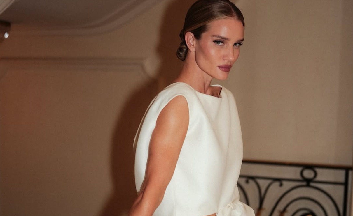 Розі Хантінгтон-Вайтлі позує для фото