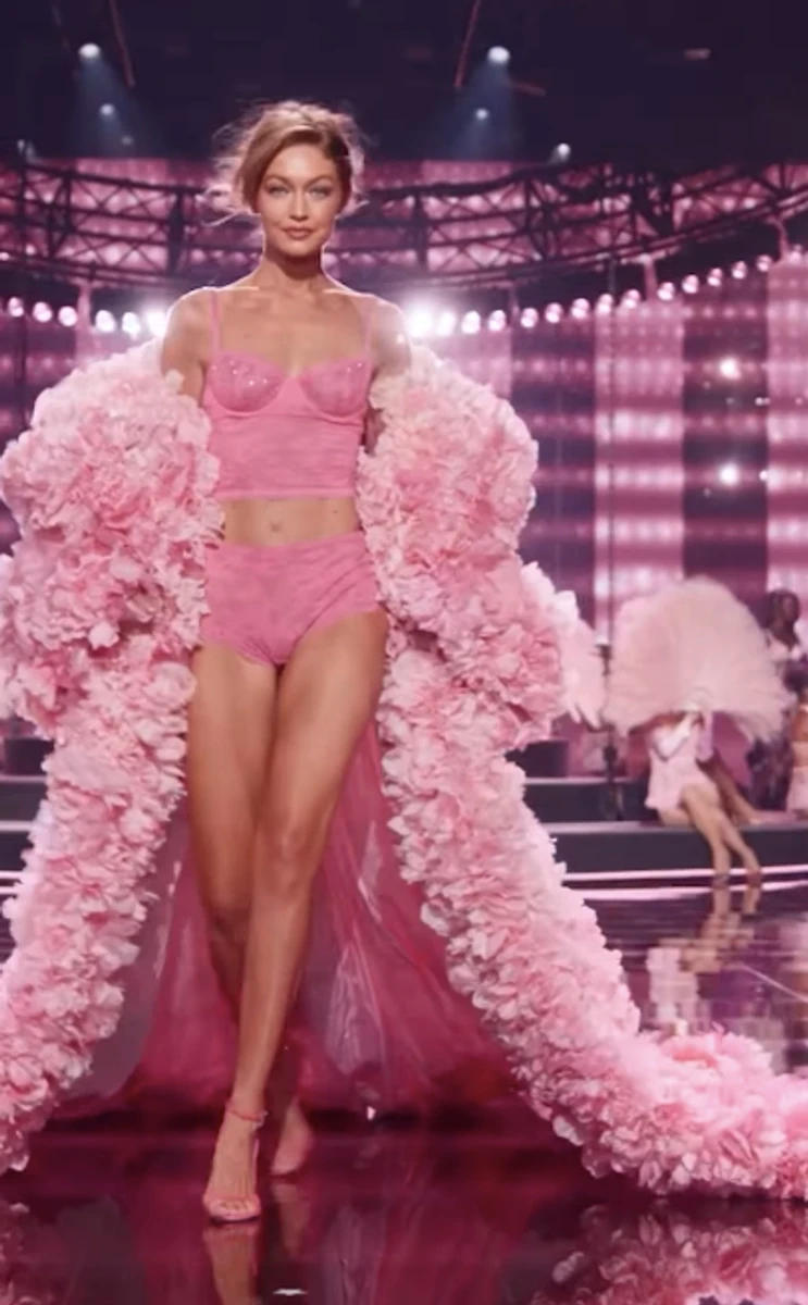 Джіджі Хадід у рожевому спідньому пройшлася на шоу Victoria's Secret