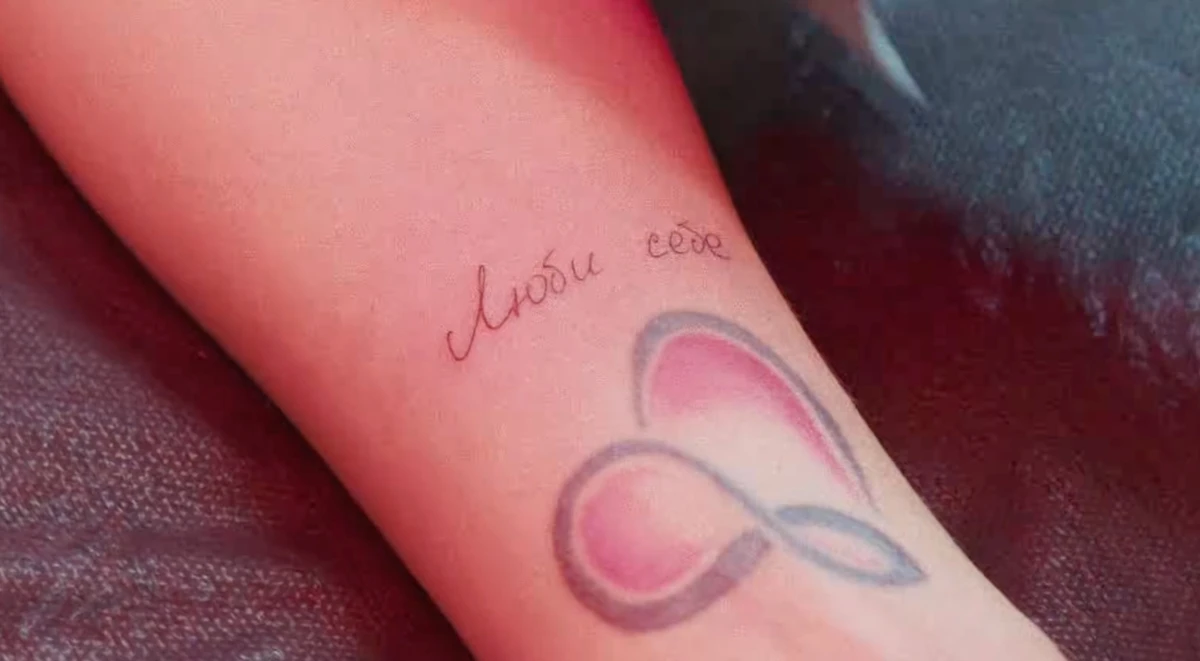 MamaRika засвітила тату, яке набила на зйомках кліпу