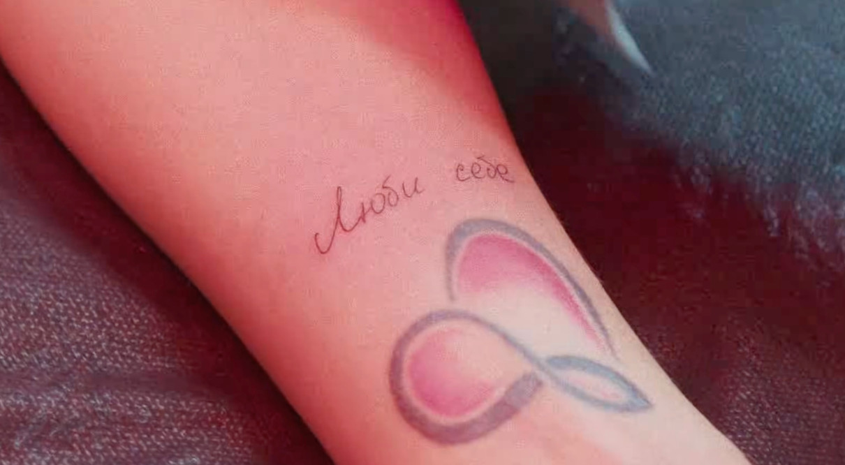 MamaRika засвітила тату, яке набила на зйомках кліпу