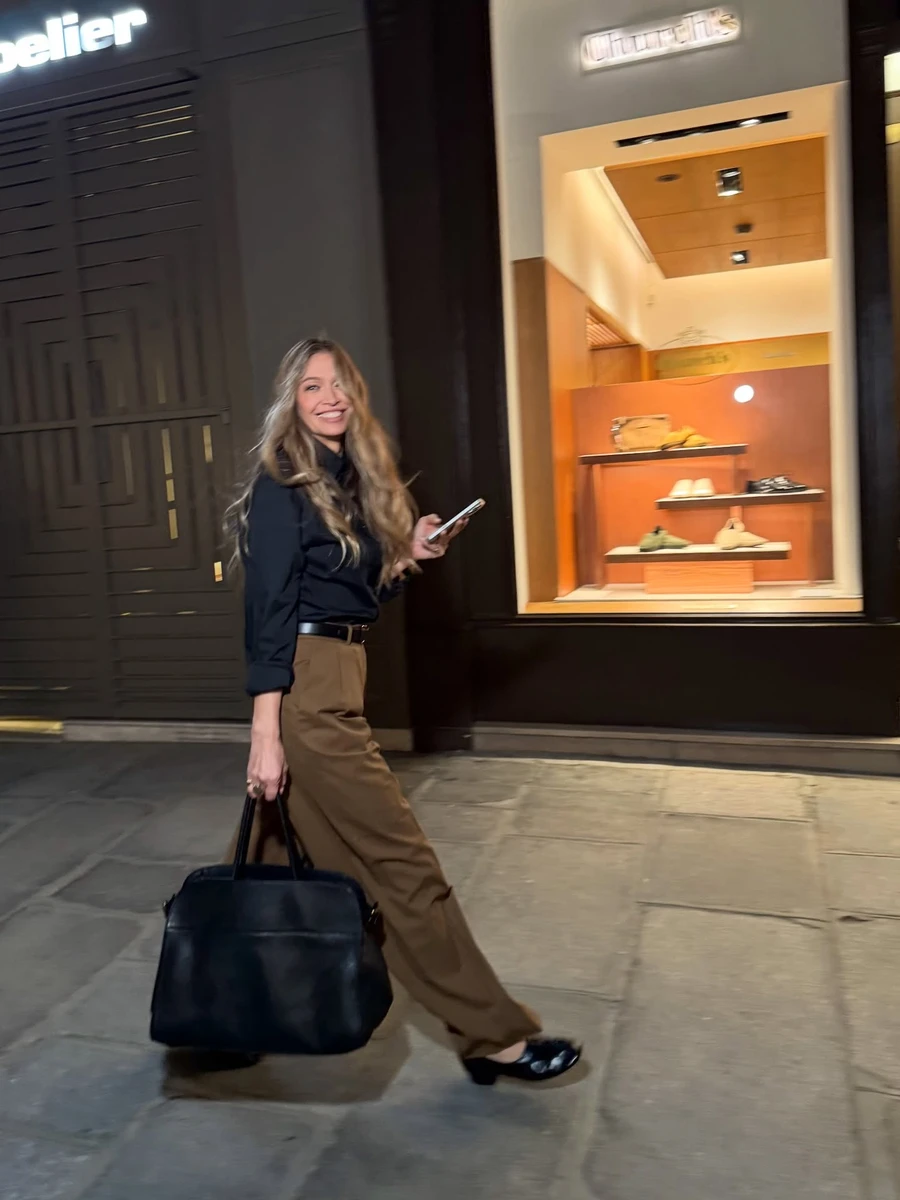 Поєднання коричневого з чорним - тренд осені минулого року, який актуальний досі