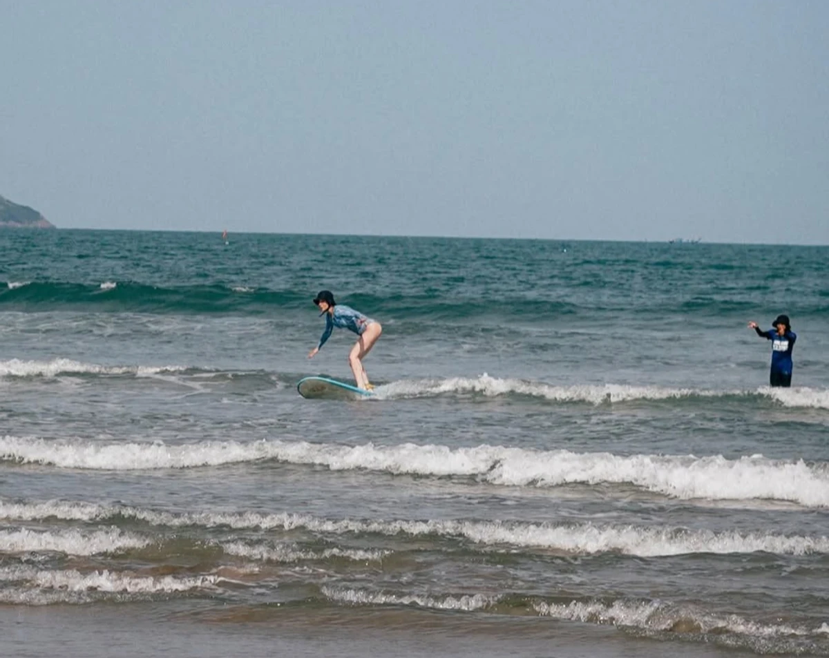 Даша Трегубова у боді позаймалася серфінгом у В'єтнамі