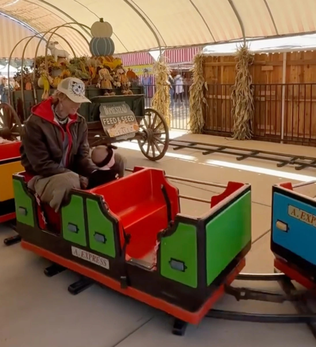 Колишній Меган Фокс погрався з дочкою в парку розваг