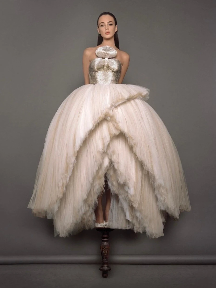 Дева Кассель у фатиновій сукні з корсетом попозувала на фото