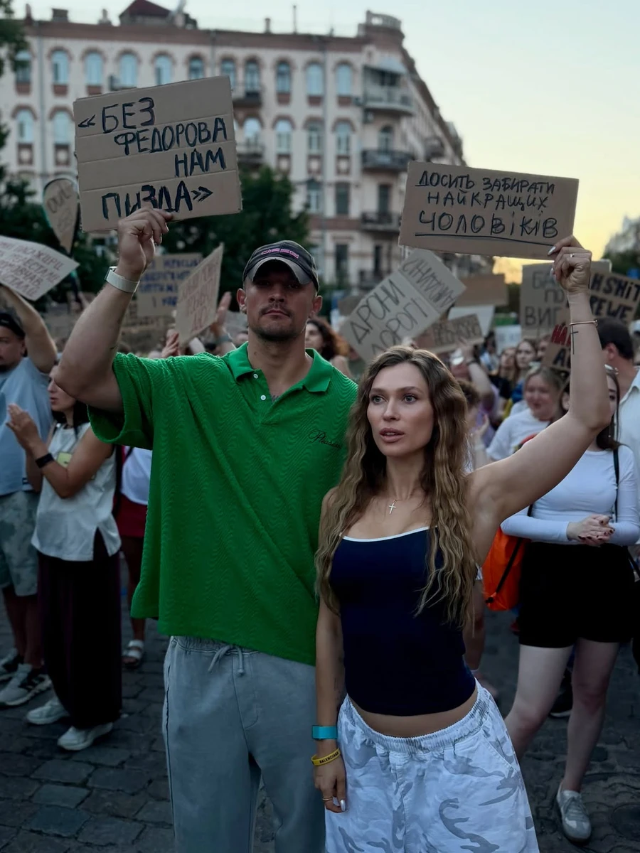 Олена Світлицька з Тарасом Цимбалюком на мітингу