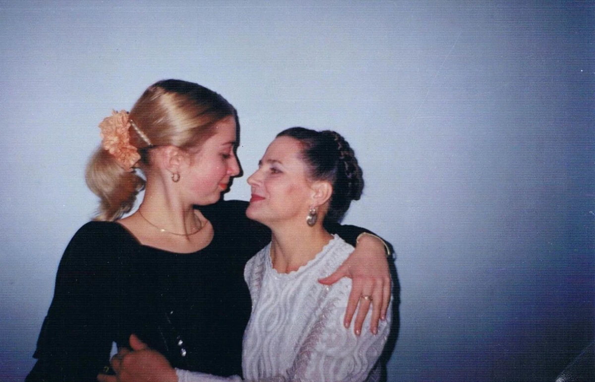 Тоня показала себе юну з молодою мамою