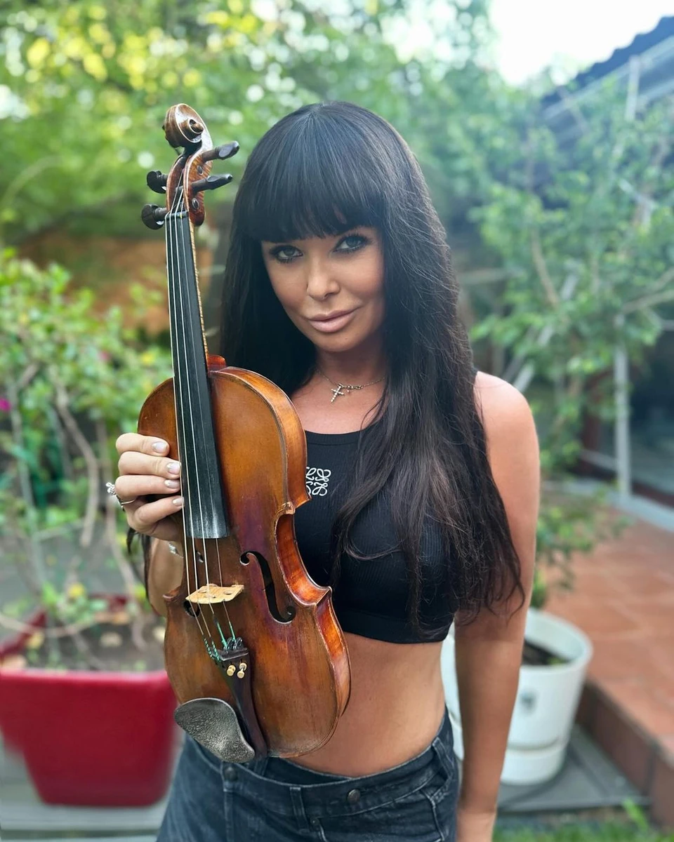 Ассія Ахат музикує на вулиці