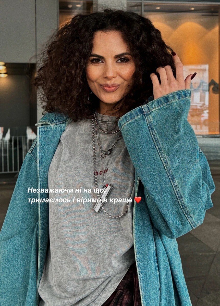 Каменських знялась у стильному луці на вулицях міста