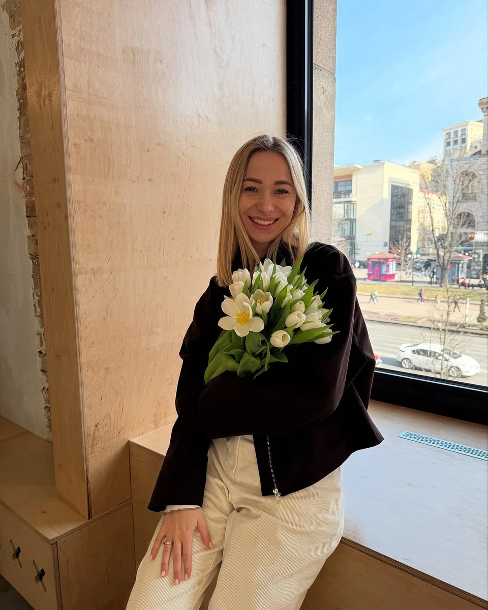 Дружина Павліка попозувала на підвіконні з квітами