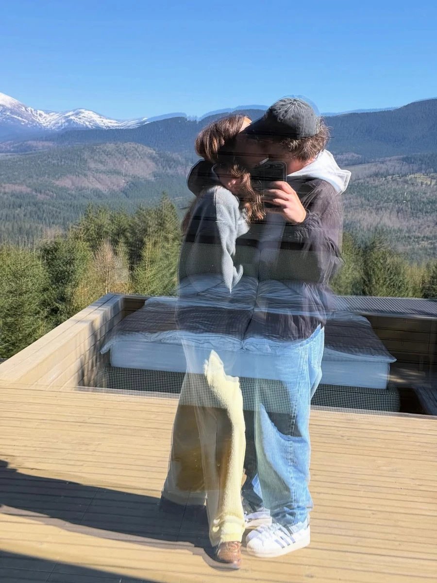 Володимир Дантес цілує Дашу Кацуріну