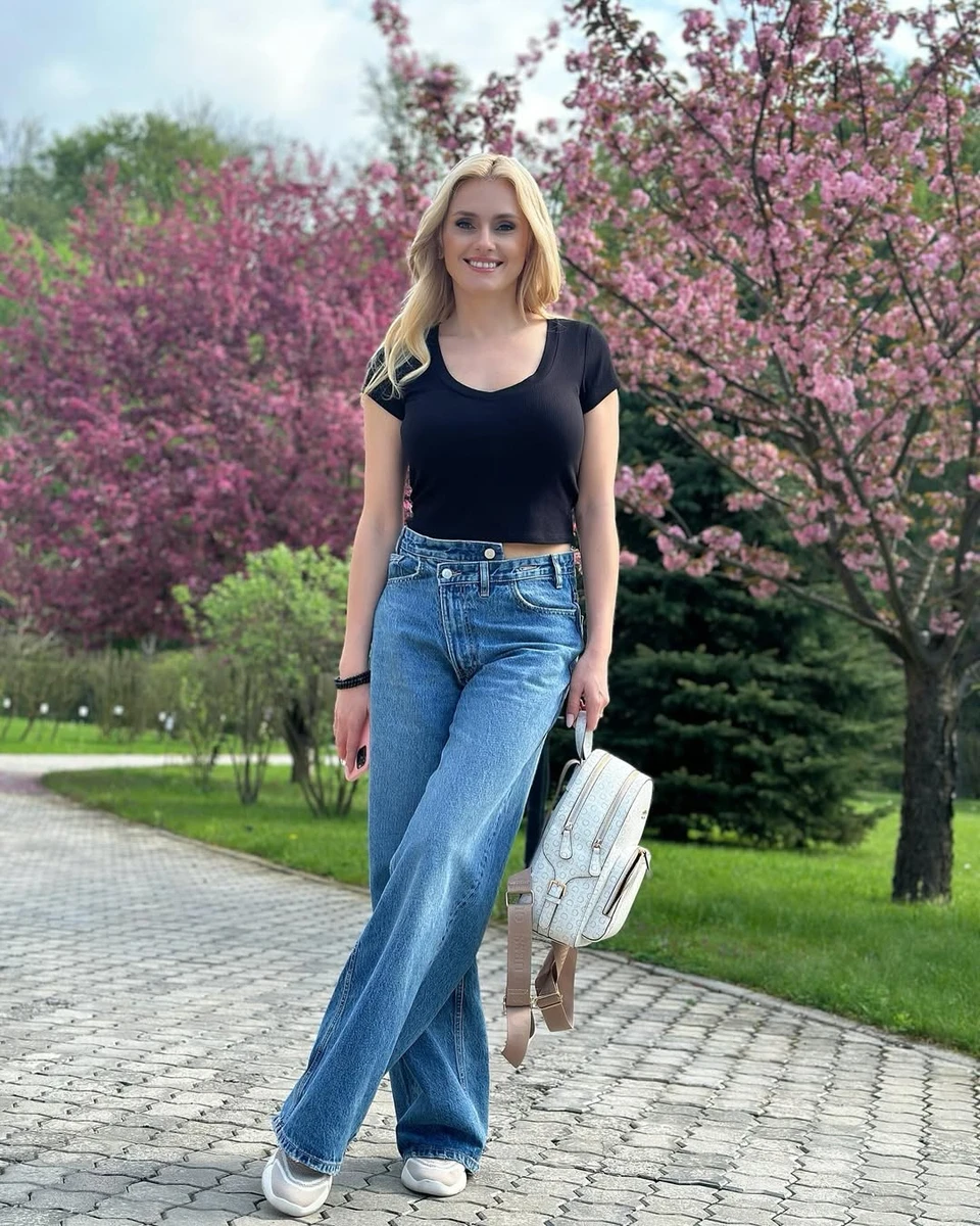 Ірина Федишин у джинсах і топі попозувала на тлі сакур