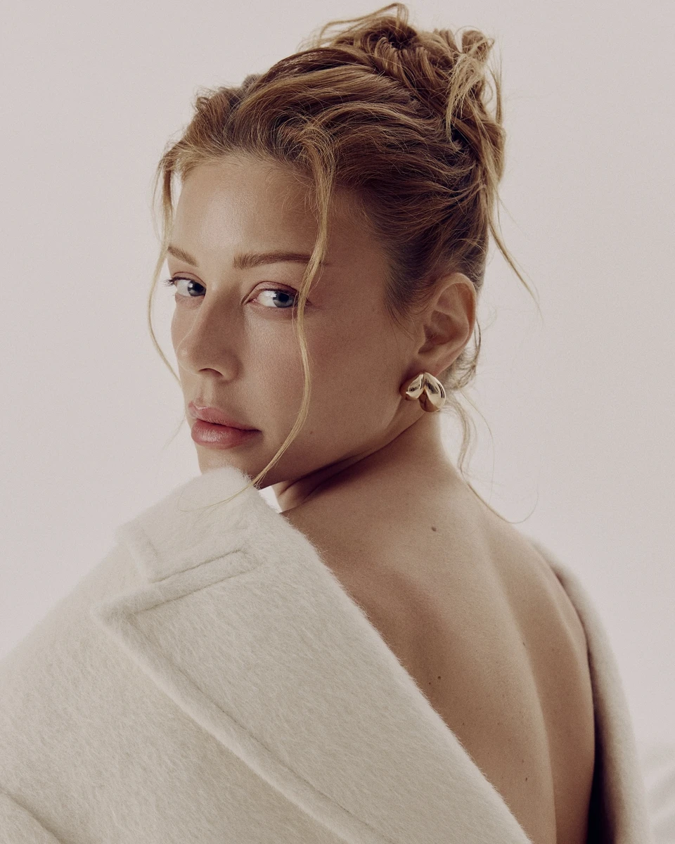 Тіна Кароль з голою спиною