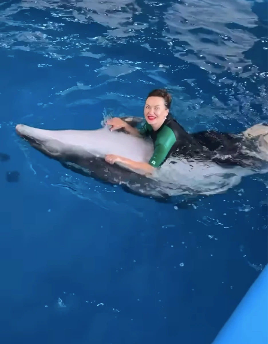 Анна Саліванчук покаталася на дельфіні в скандальному готелі