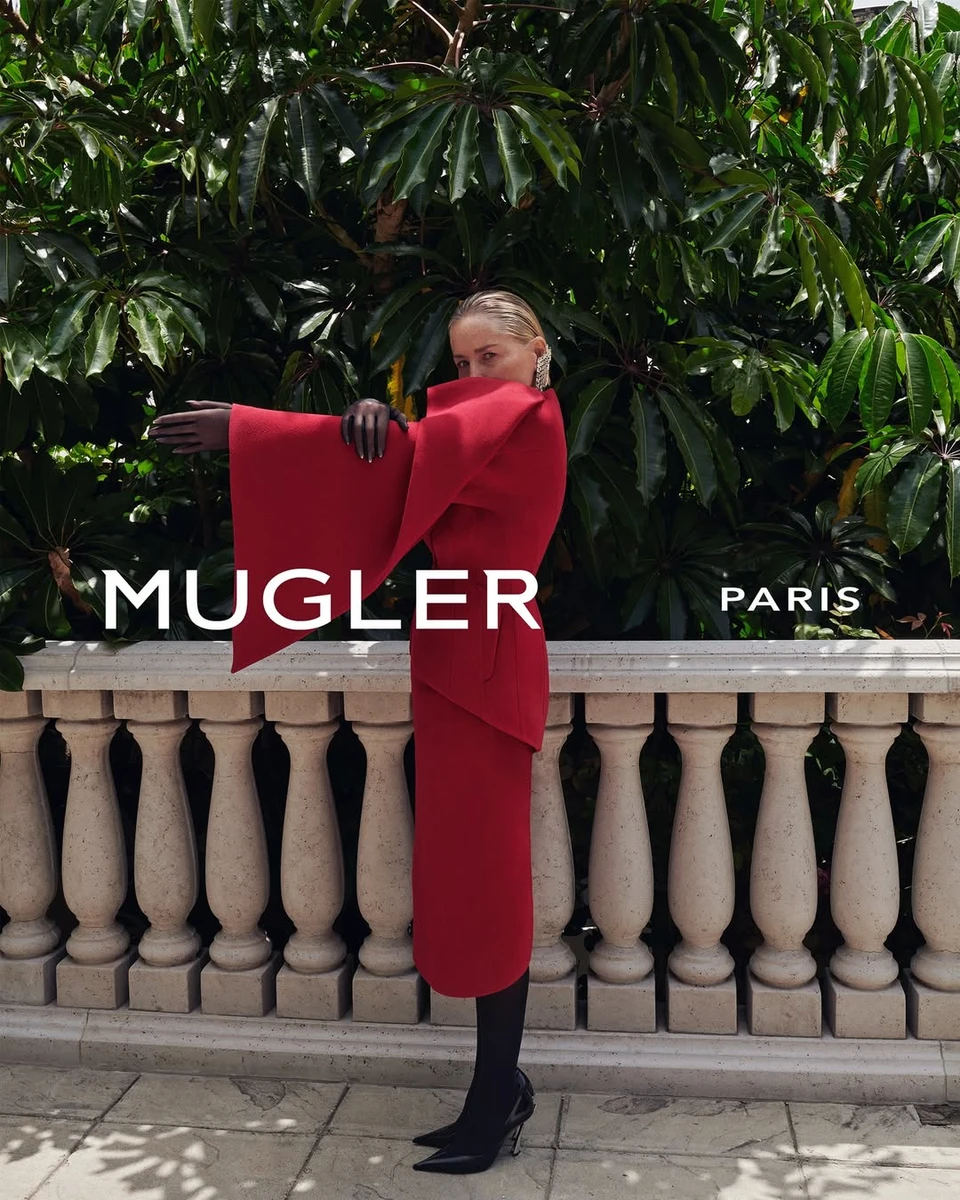 Шерон Стоун в стильному червоному луці знялася для реклами