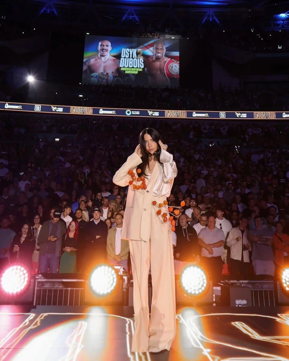 Надя Дорофєєва наробила фото на бою з Усиком