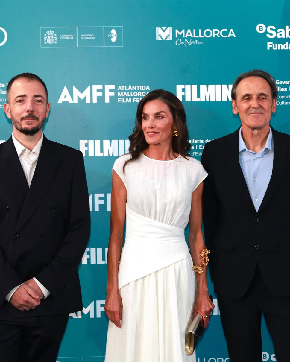 Королева Летісія вигуляла білу сукню і золоті прикраси на фестиваль