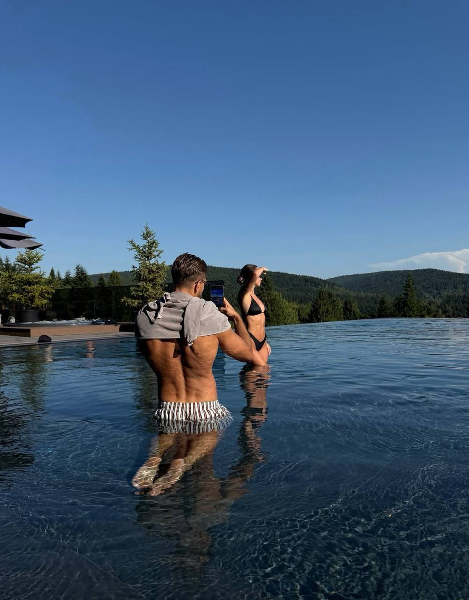 Кришталь сфотографував дружину