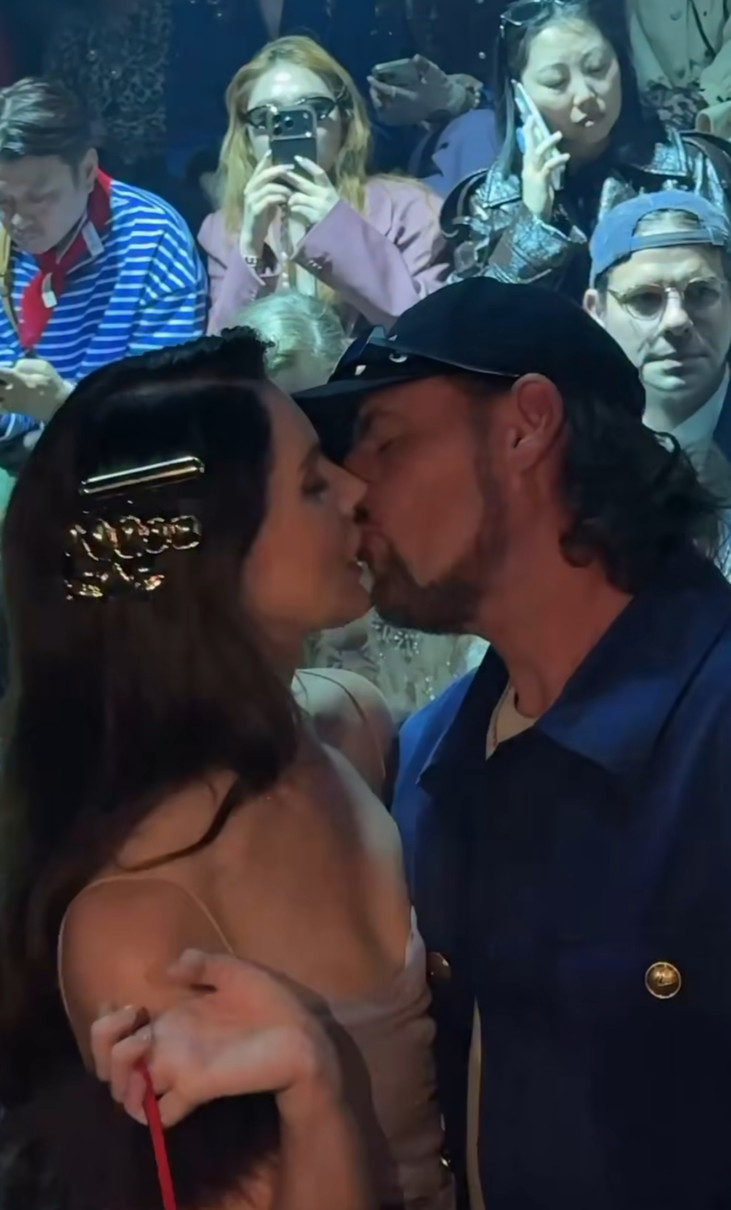 Лану Дель Рей впіймали за цілунками з чоловіком на показі мод