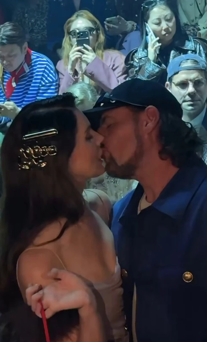 Лану Дель Рей впіймали за цілунками з чоловіком на показі мод