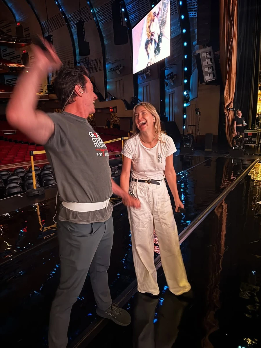 Кейт Хадсон весело попозувала з Х'ю Джекманом на репетиції їхньої вистави