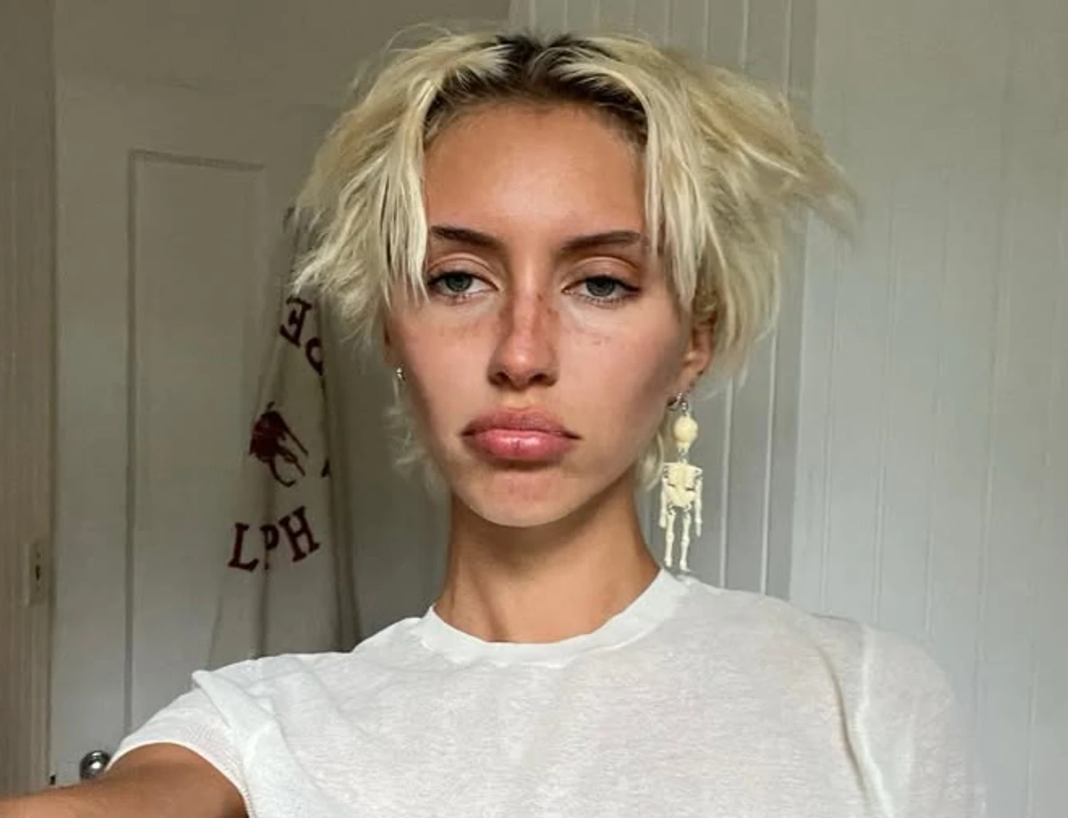 Дочка Джуда Лоу позує у білій футболці