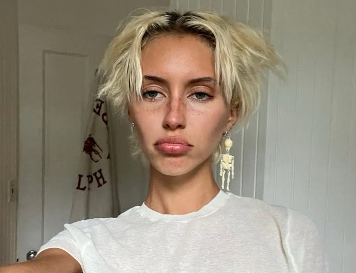 Дочка Джуда Лоу позує у білій футболці