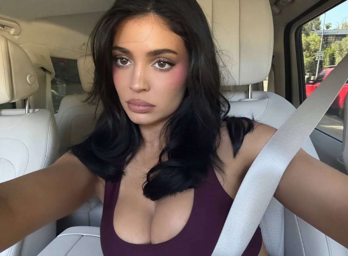 Кайлі Дженнер у топі показала пружний бюст на селфі з машини
