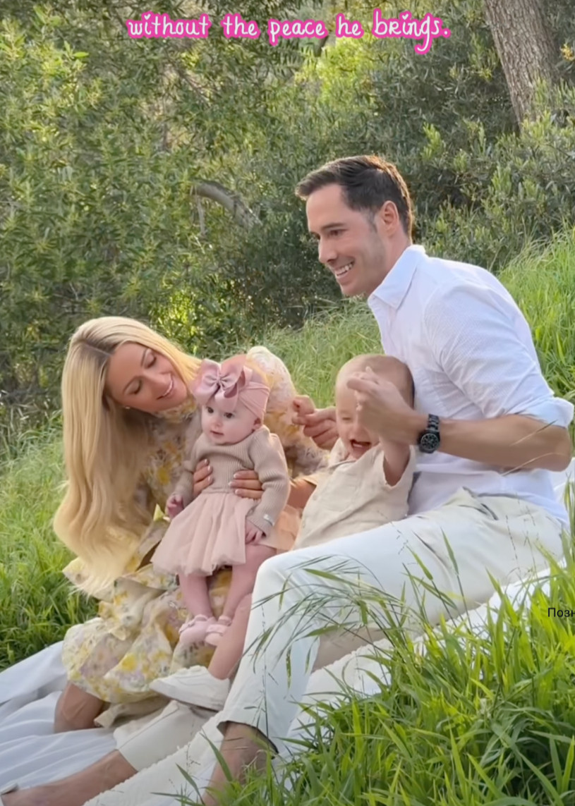 Періс Хілтон з чоловіком, сином і дочкою попозувала на траві