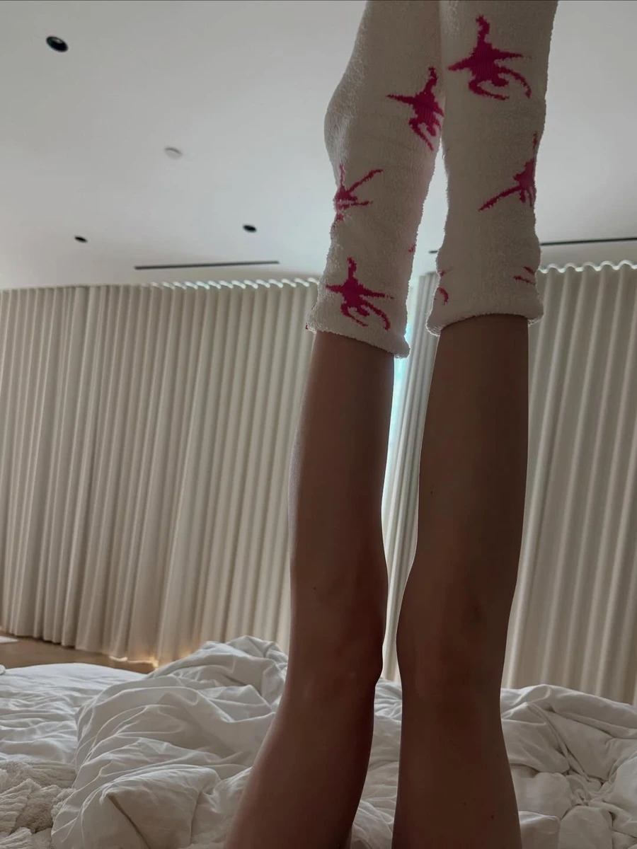 Невістка Бекхемів похвалилася стрункими ногами у ліжку