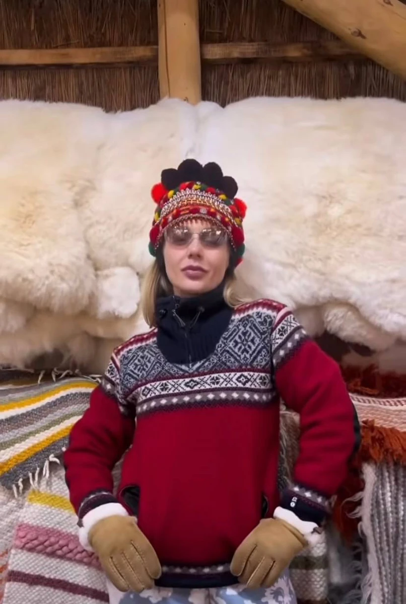 Кароль приміряла також етнічний одяг