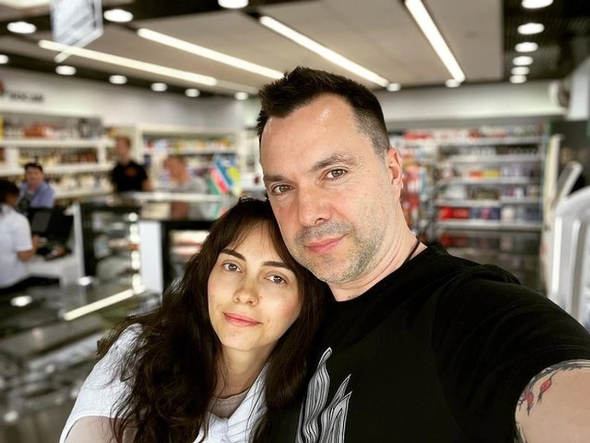 Судячи зі слів Насті, чоловік не в захваті від її вокальних здібностей, але її це не зупиняє