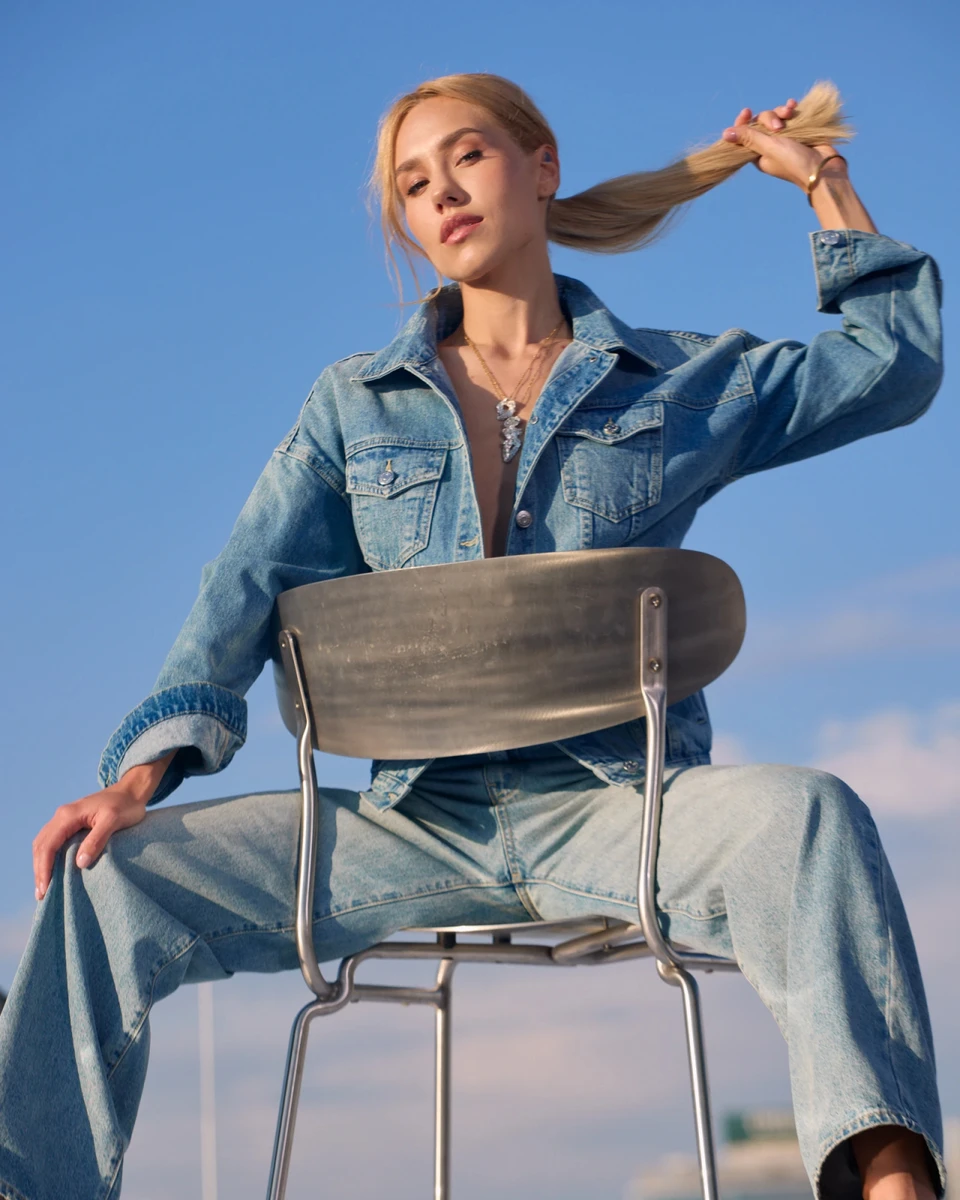 Квіткова на стулі у денімі