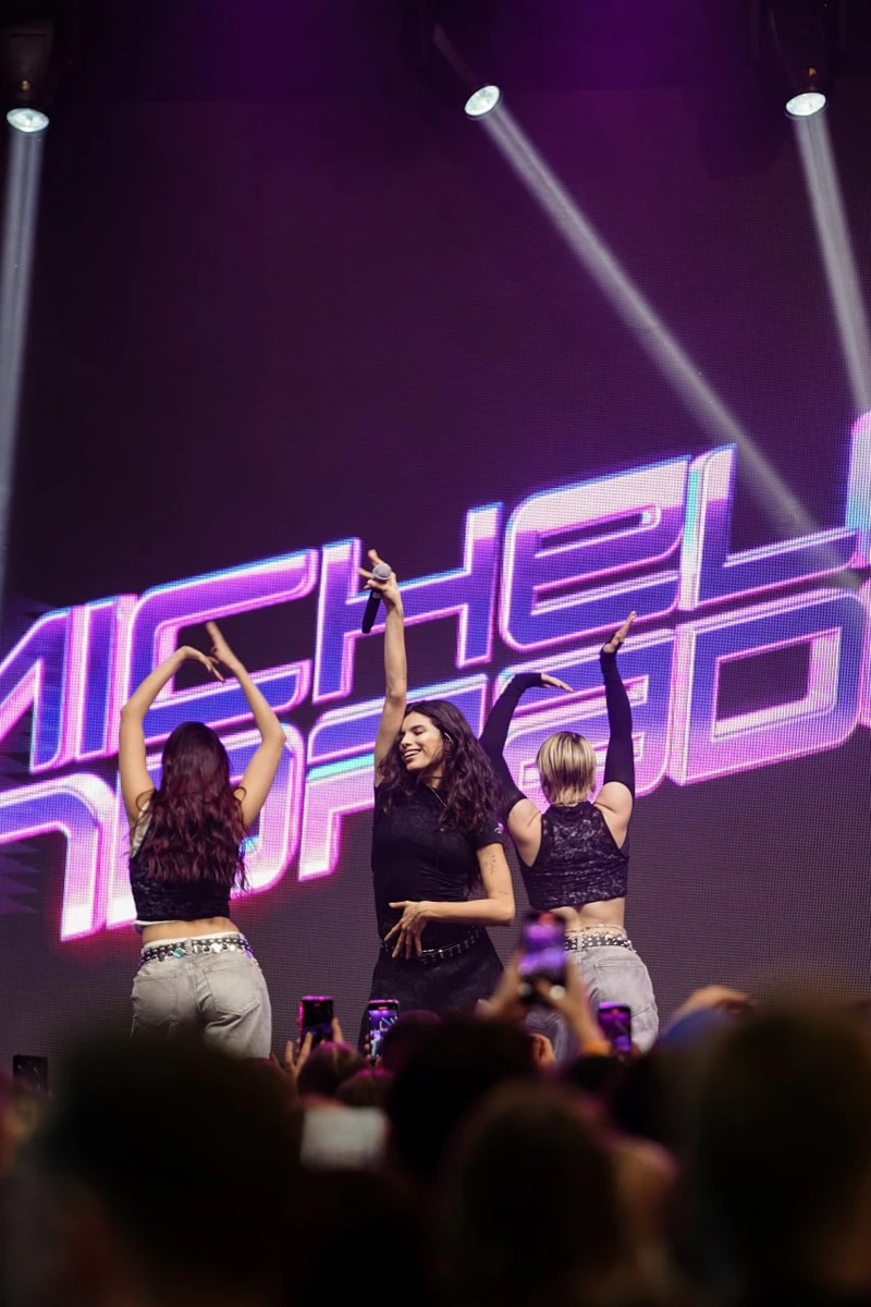 Виступила і Мішель Андраде, яка днями представила динамічний кліп з нотками еротики