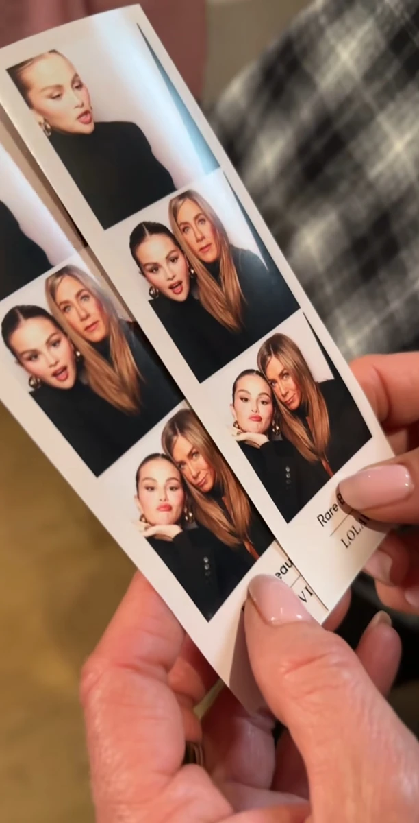 Еністон і Гомес на заході Rare Beauty і Lolavie