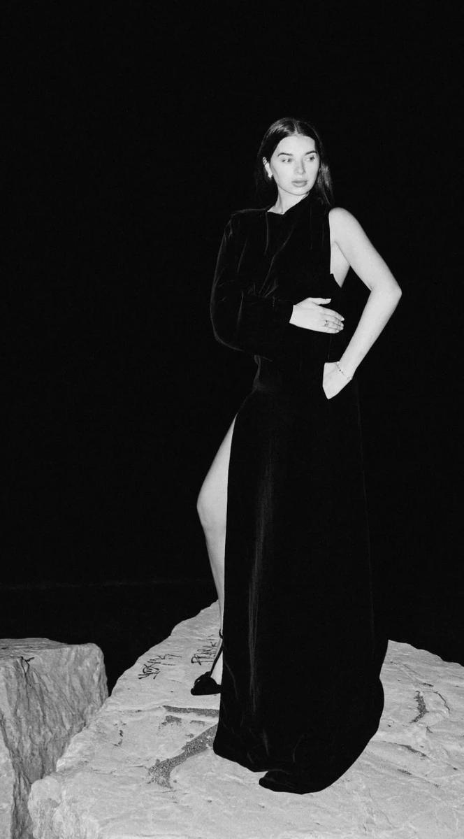 Дружина Усика опублікувала нові фото у стильному образі