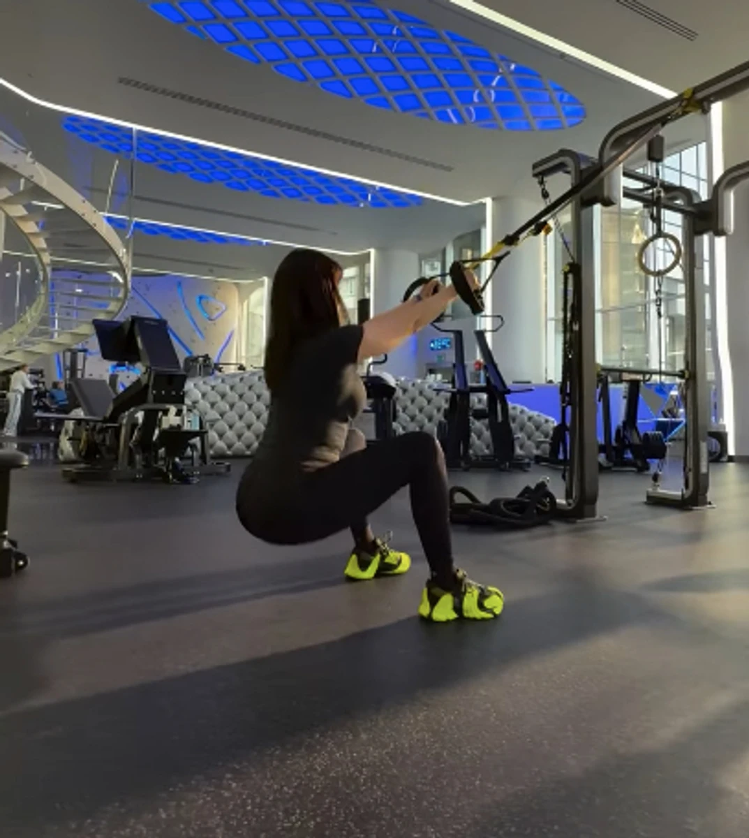 Даша Астаф'єва поприсідала в залі