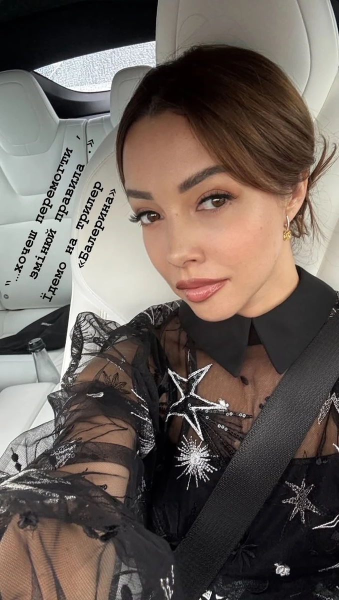 Катерина Кухар у прозорих тканинах попозувала в автівці