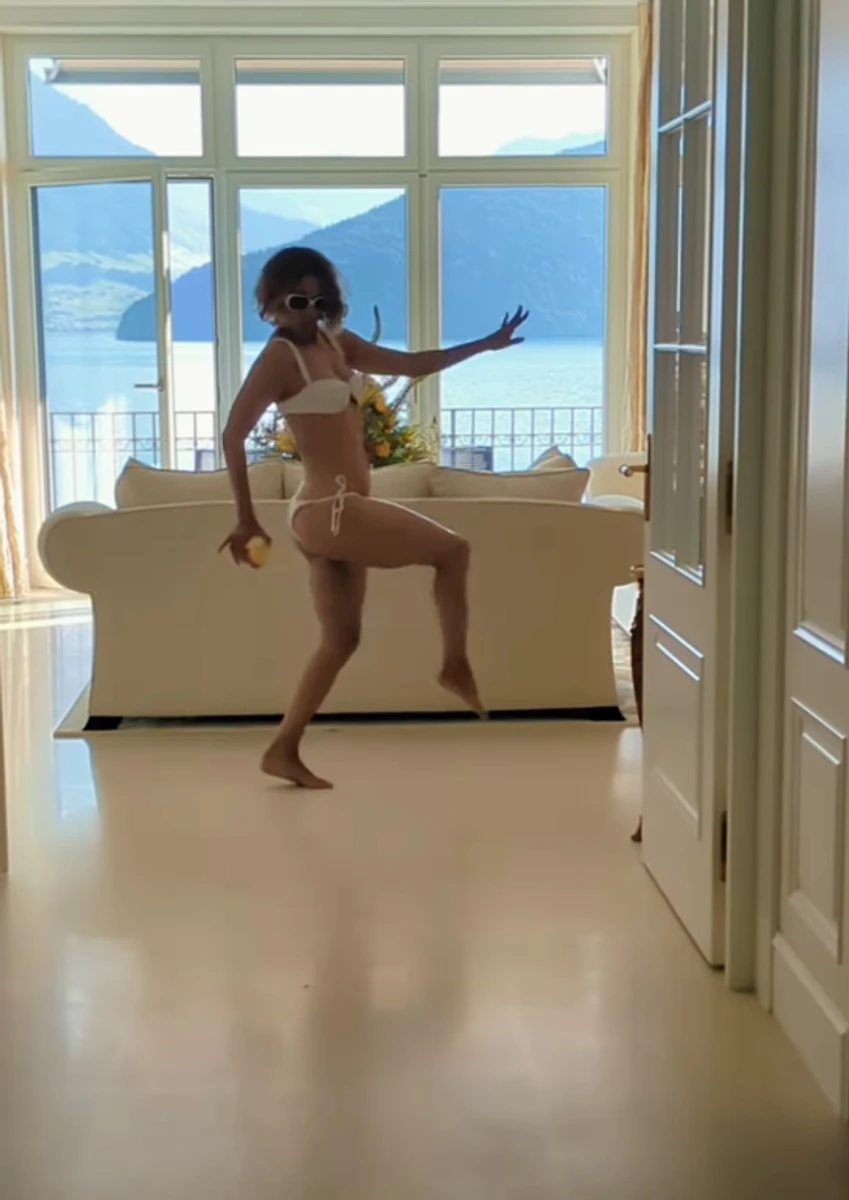 Холлі Беррі у купальнику потанцювала під трек коханого