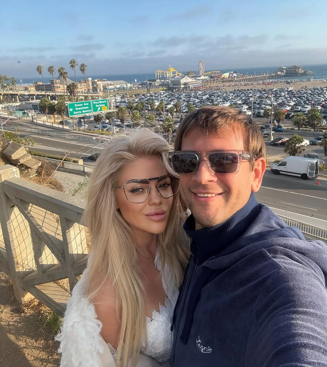 Дмитро Ступка з коханою робить селфі