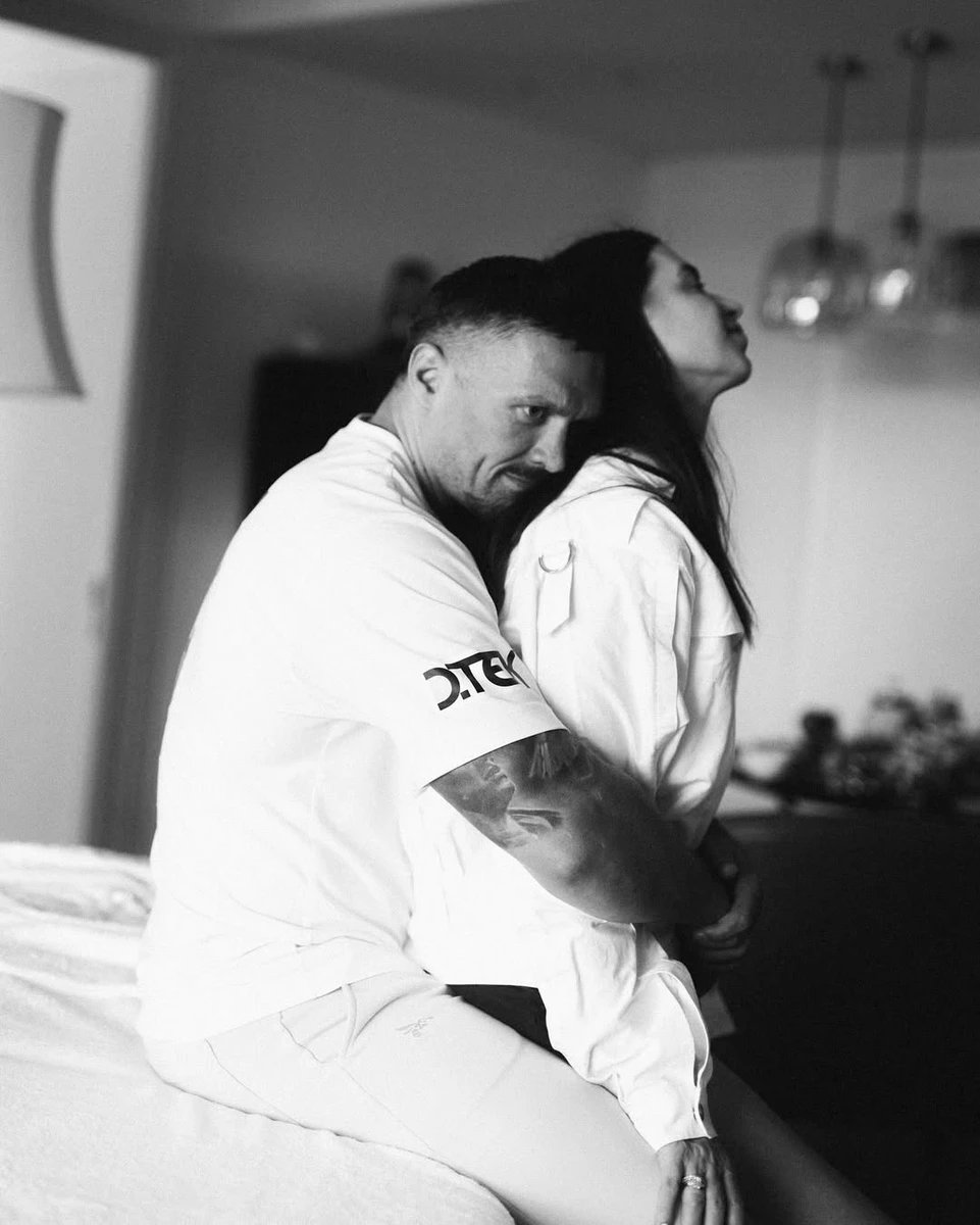 Усик обіймає дружину Катерину