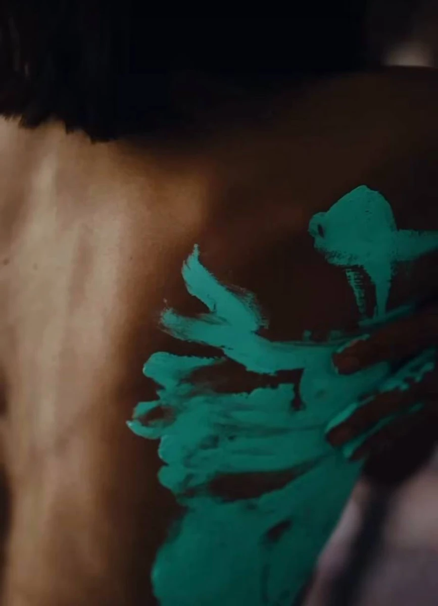 Соня Морозюк оголила спину