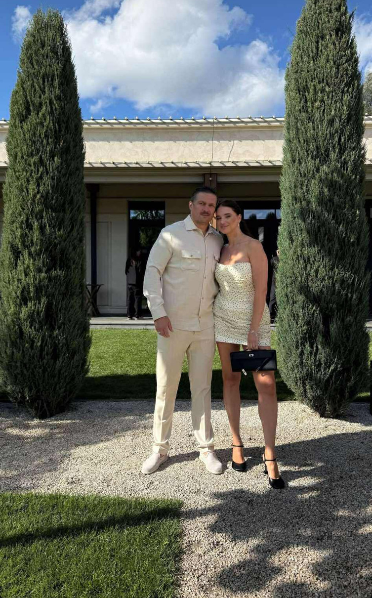 Олександр Усик у стильному аутфіті попозував з дружиною у міні