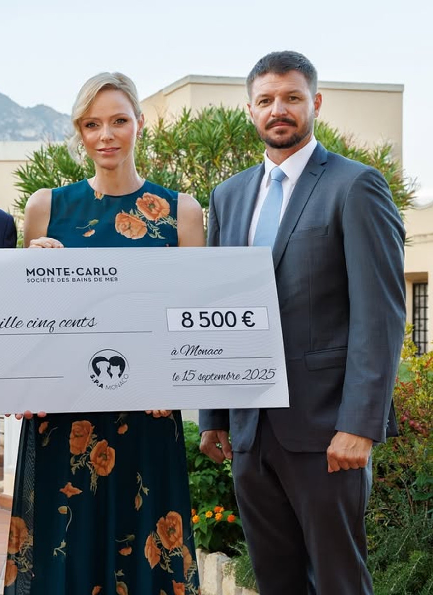 Княгиня Шарлін у квітковій сукні попозувала на зустрічі фонду