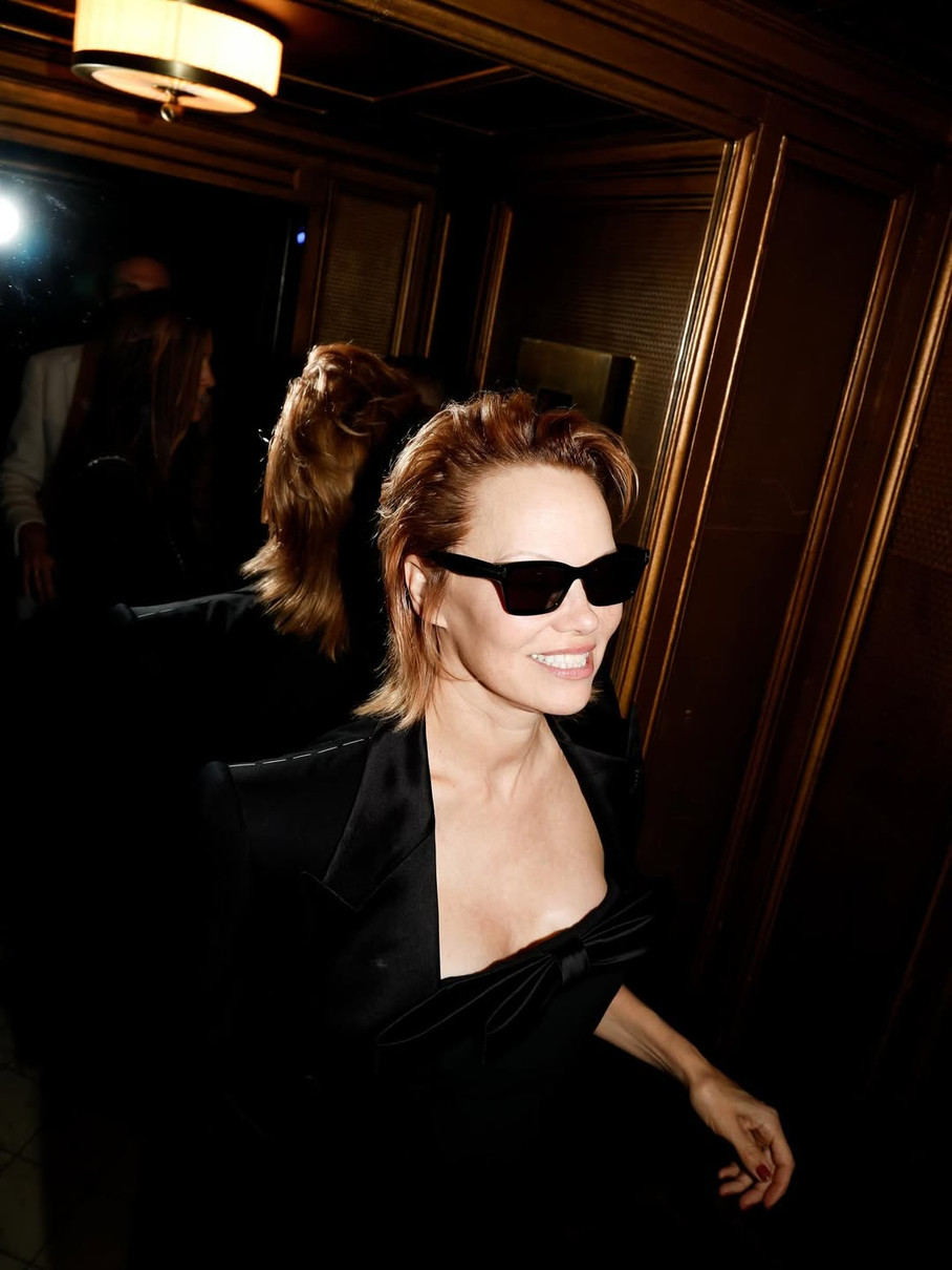 Ніяких прикрас - лише окуляри і посмішка