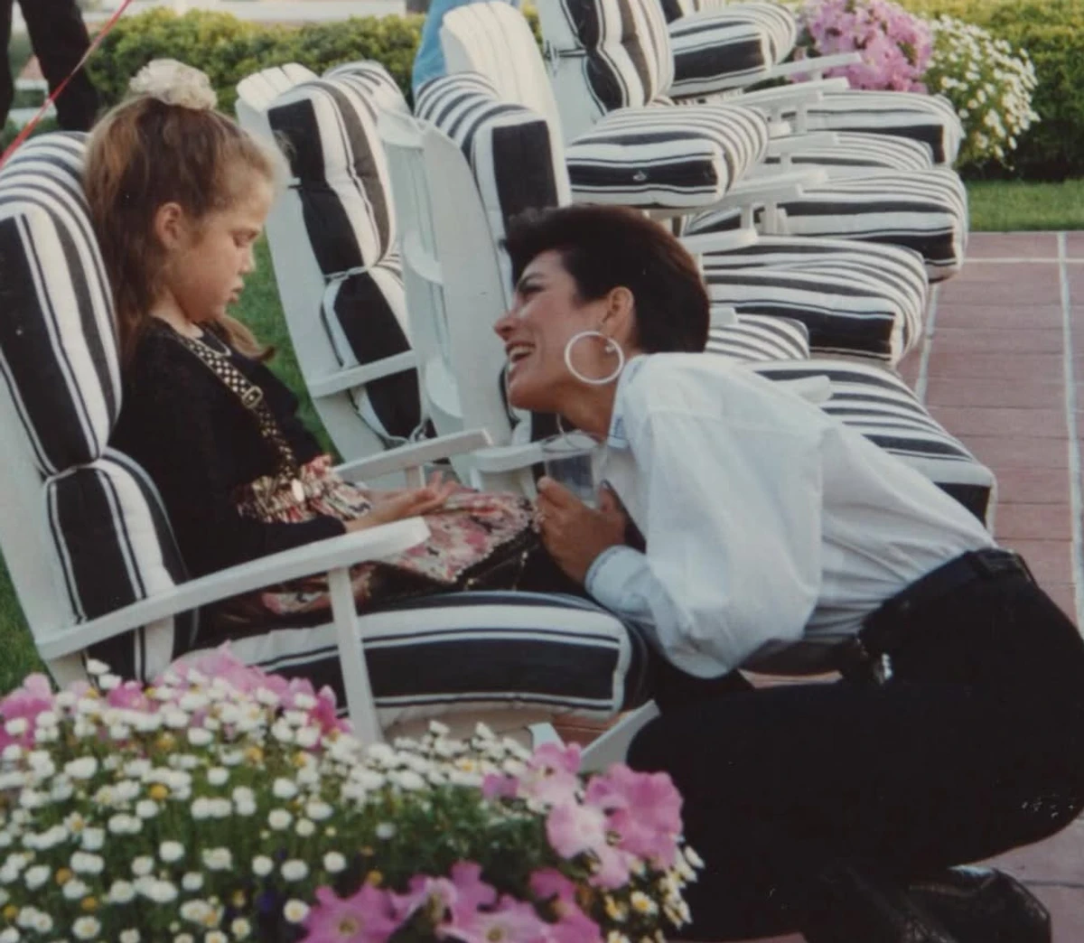 Хлоя Кардашян замилувала дитячим фото з мамою на її 70-річчя