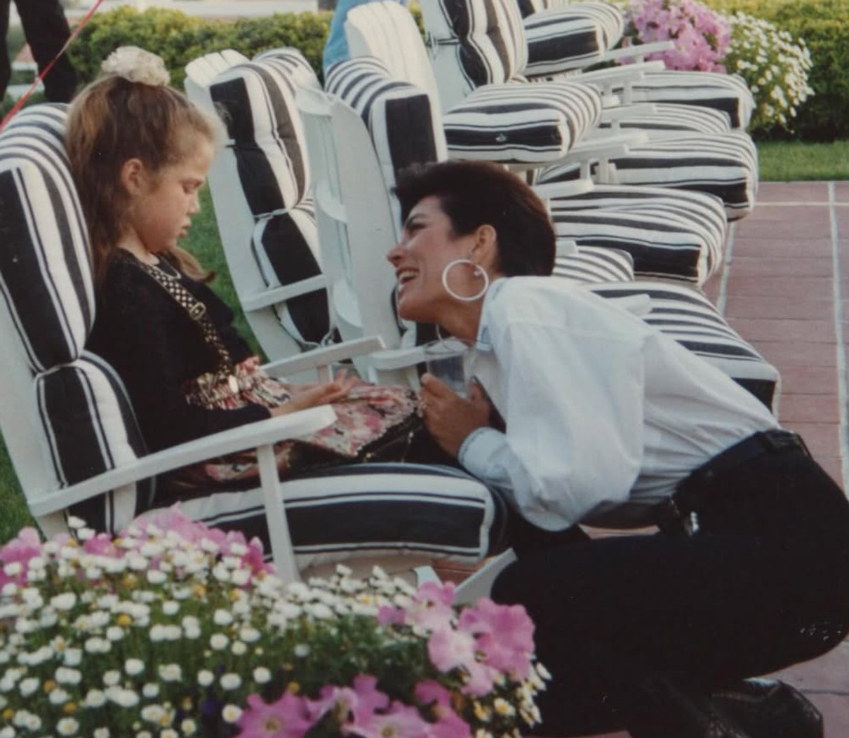 Хлоя Кардашян замилувала дитячим фото з мамою на її 70-річчя