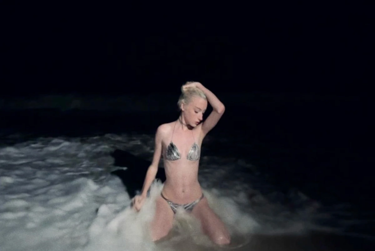 Трансгендерна дочка Наомі Воттс і Лієва Шрайбера похвалилася стрункістю в купальнику у воді