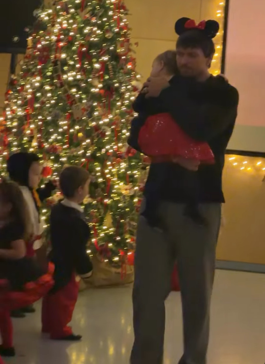 Олександр Усик мило підтримав дочку на її виступі в садочку