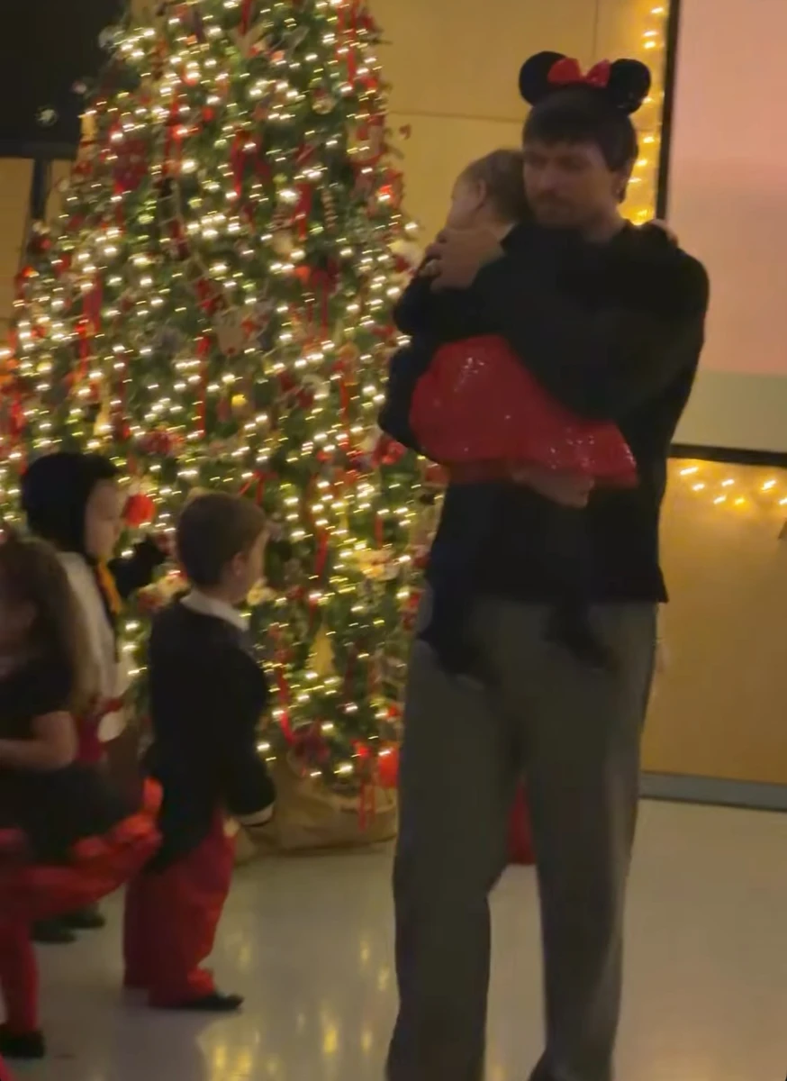 Олександр Усик мило підтримав дочку на її виступі в садочку